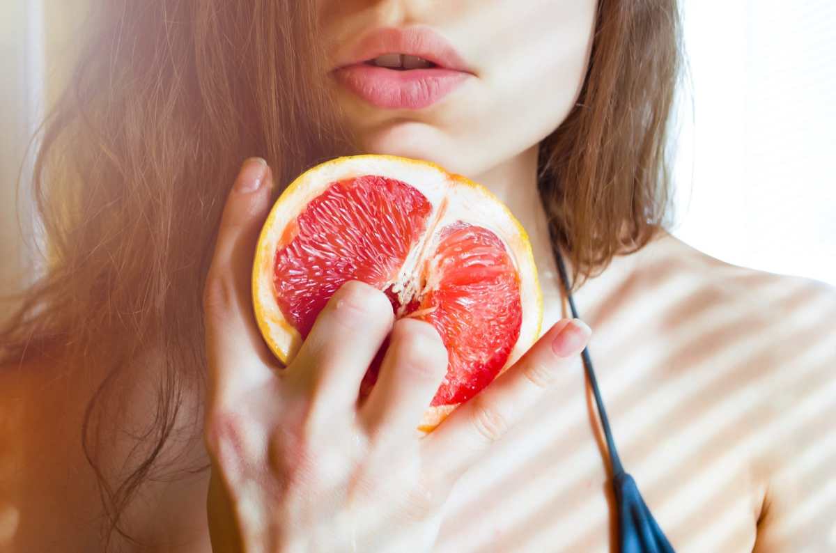 Frau mit Grapefruit. Masturbieren vor dem Schlafen