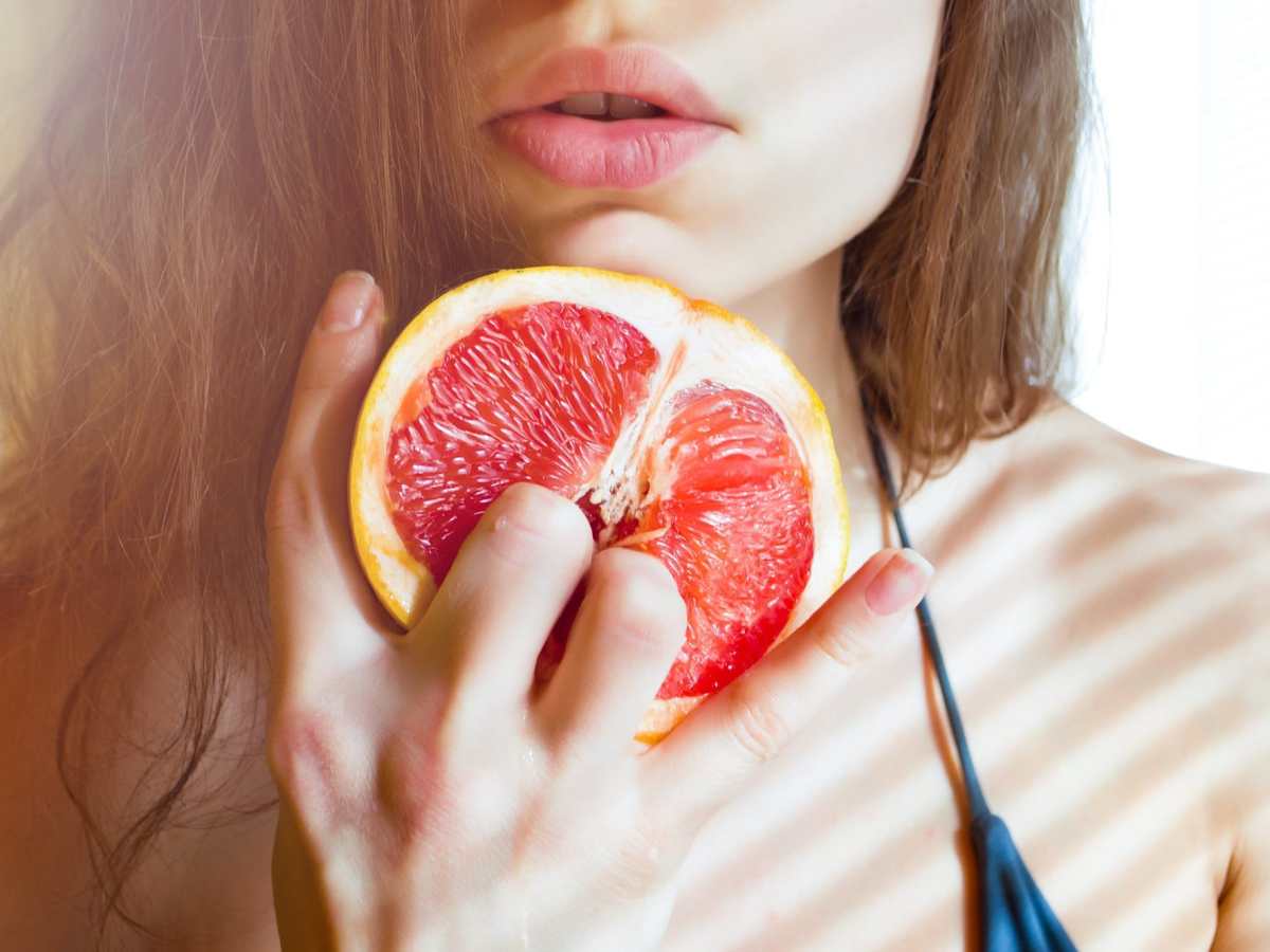 Frau mit Grapefruit. Masturbieren vor dem Schlafen