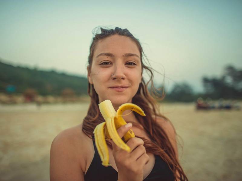 Frau mit Banane