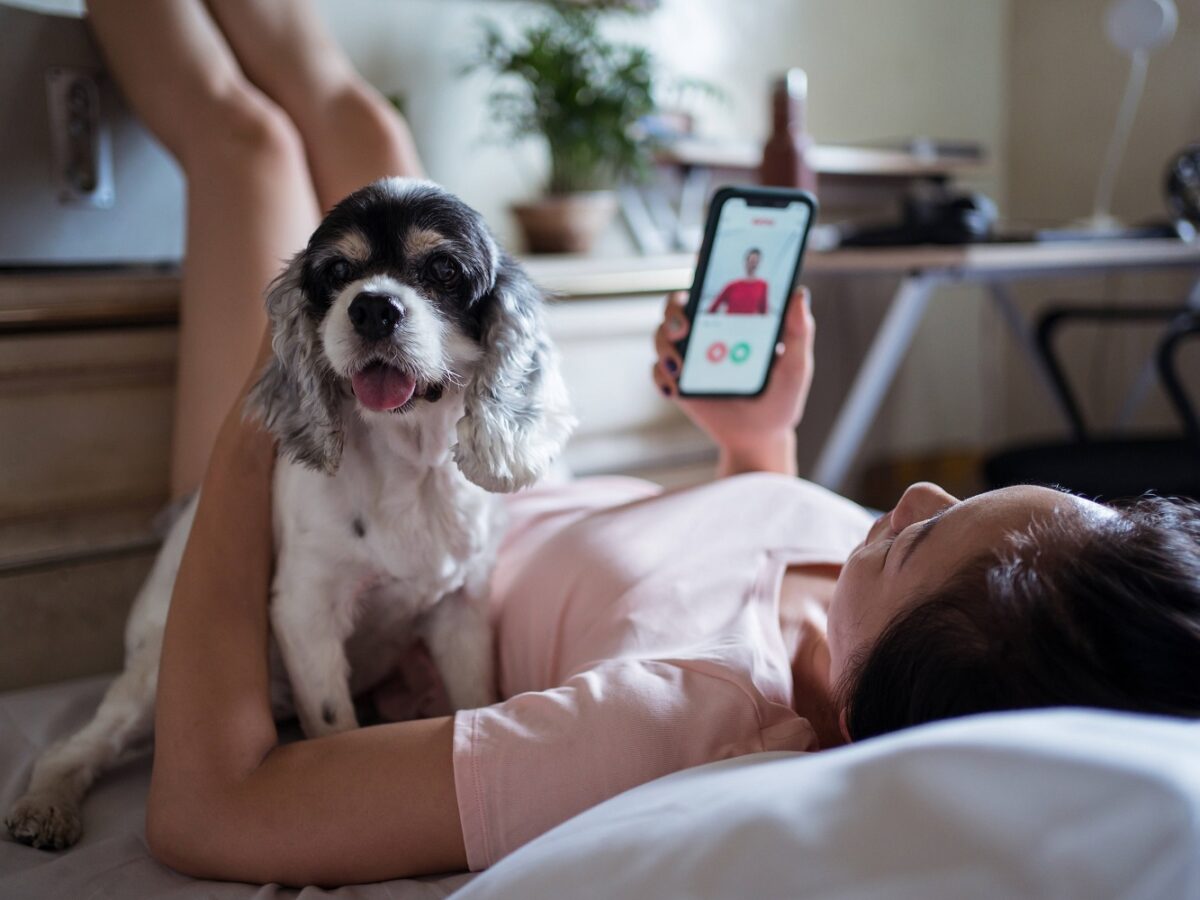 Frau beim Online-Dating mit Hund