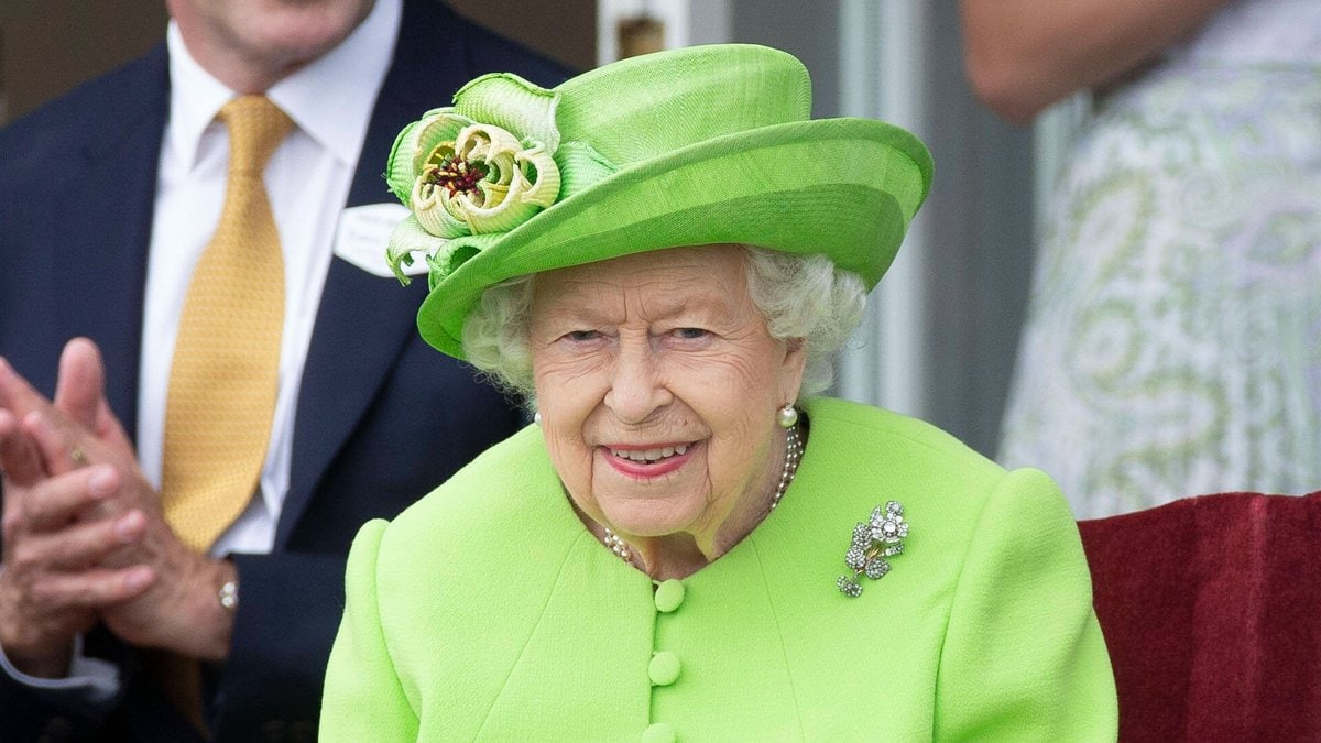 Queen Elizabeth II. nimmt im Oktober an einer Zeremonie in Schottland Teil.. © imago images/i Images