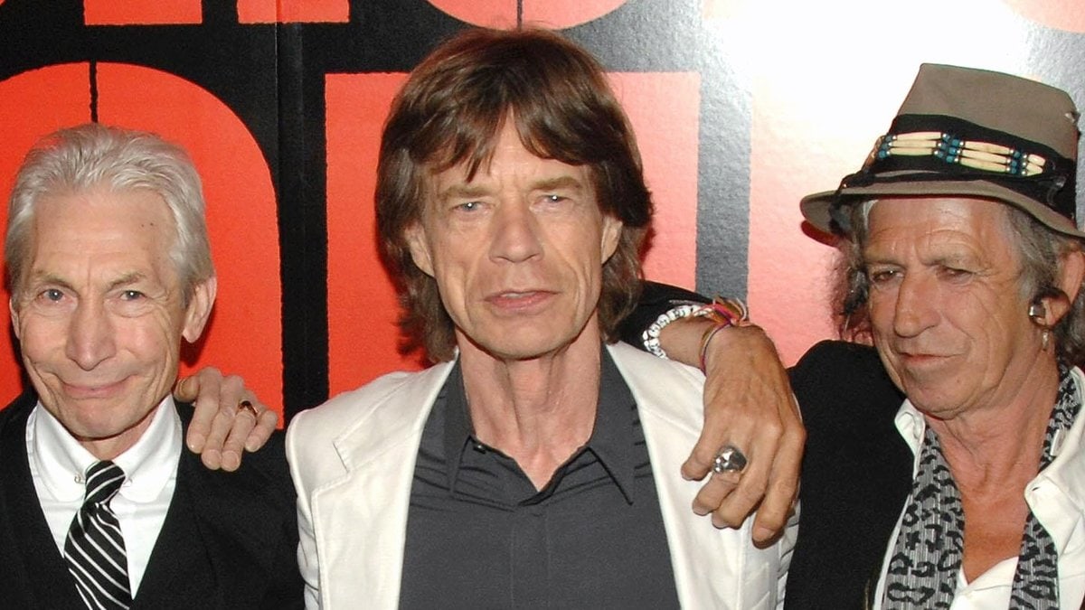 Mick Jagger (M.) und Keith Richards (re.) trauern um Charlie Watts.. © Everett Collection / Shutterstock.com