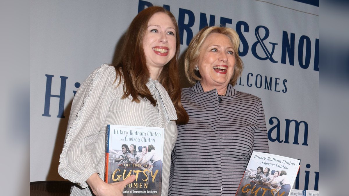 Chelsea (l.) und Hillary Clinton 2019 bei der Vorstellung ihres gemeinsamen Buches "The Book of Gutsy Women".. © imago images/ZUMA Press