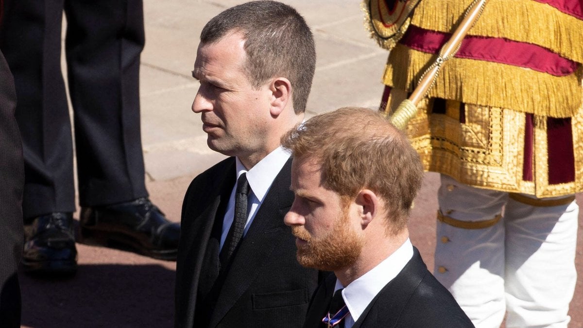 Peter Phillips (l.) neben Prinz Harry auf der Beerdigung von Prinz Philip. © imago images/i Images