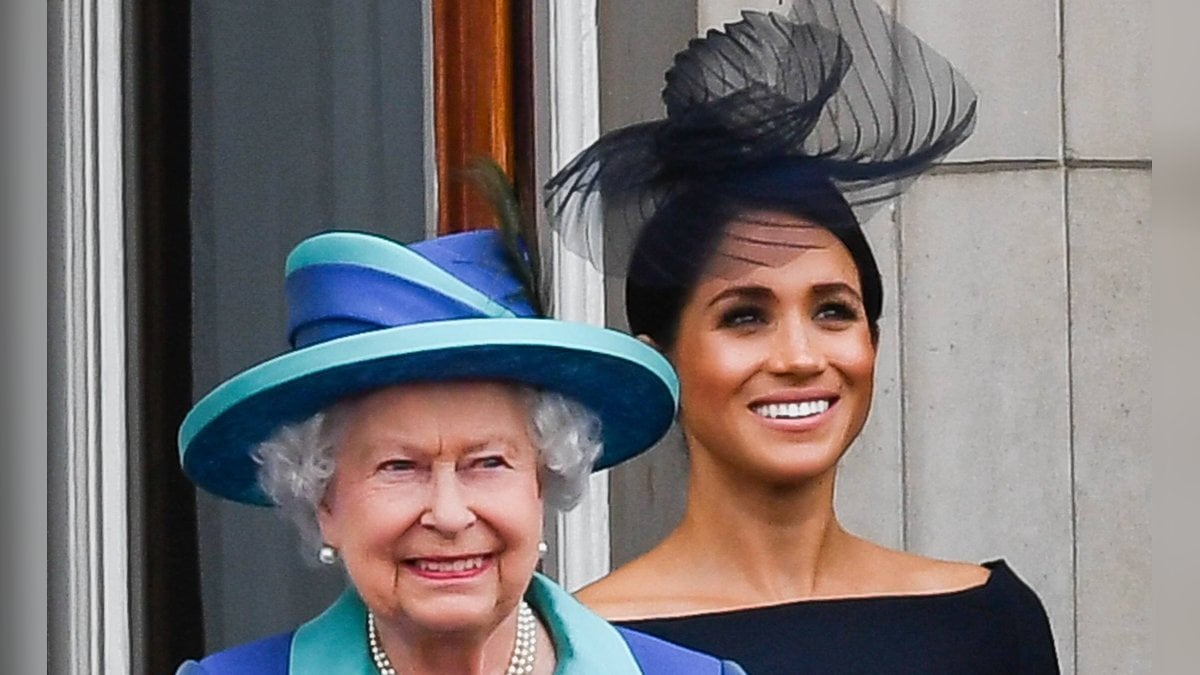 Herzogin Meghan und die Queen auf dem Balkon des Buckingham Palasts.. © imago/PA Images