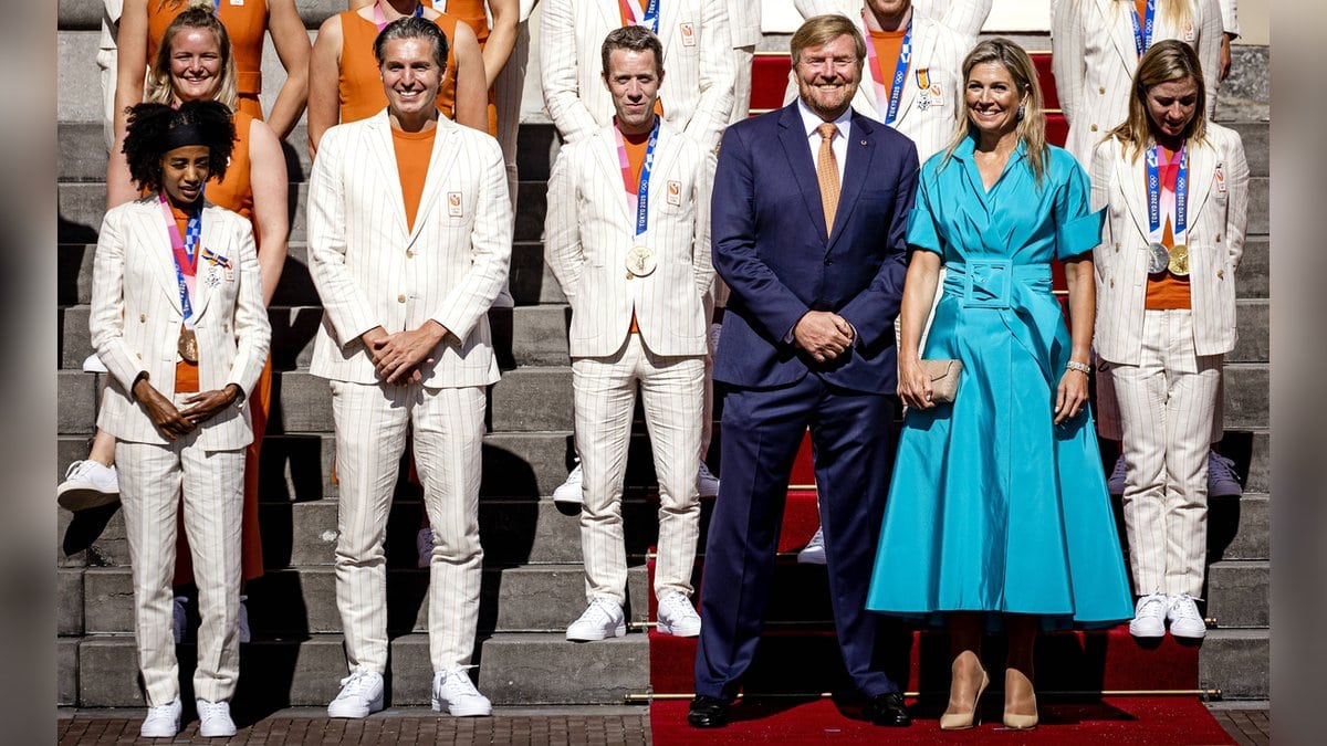 Máxima und Willem-Alexander mit den Athleten auf den Stufen des Königlichen Palasts Noordeinde.. © imago images/ANP