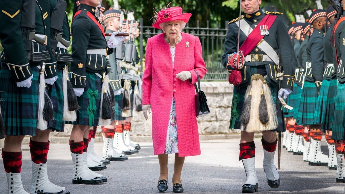 Queen Elizabeth II. bei der offiziellen Begrüßungszeremonie zum Sommerurlaub auf Schloss Balmoral.. © Jane Barlow - WPA Pool/Getty Images