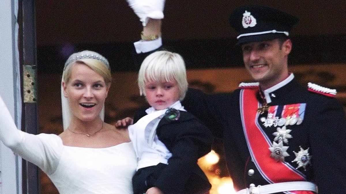 Kronprinzessin Mette-Marit mit Sohn Marius und Kronprinz Haakon von Norwegen am 25. August 2001.. © imago/TT