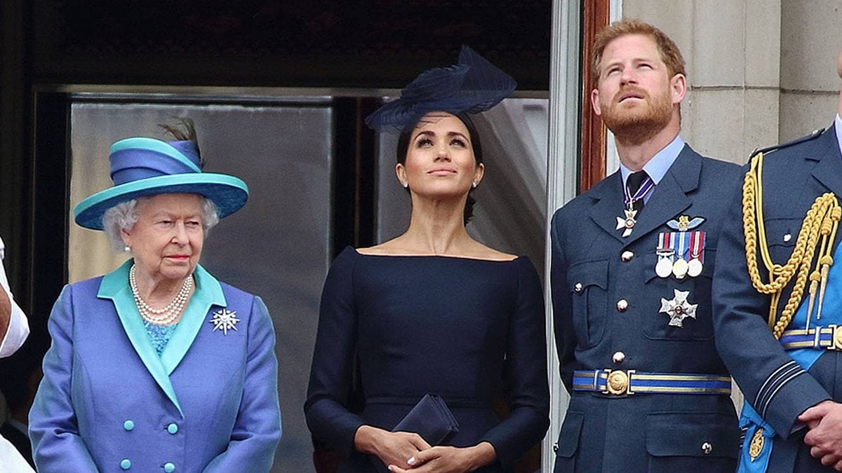 Die Queen mit Herzogin Meghan und Prinz Harry auf dem Balkon des Buckingham Palasts.. © imago/APress