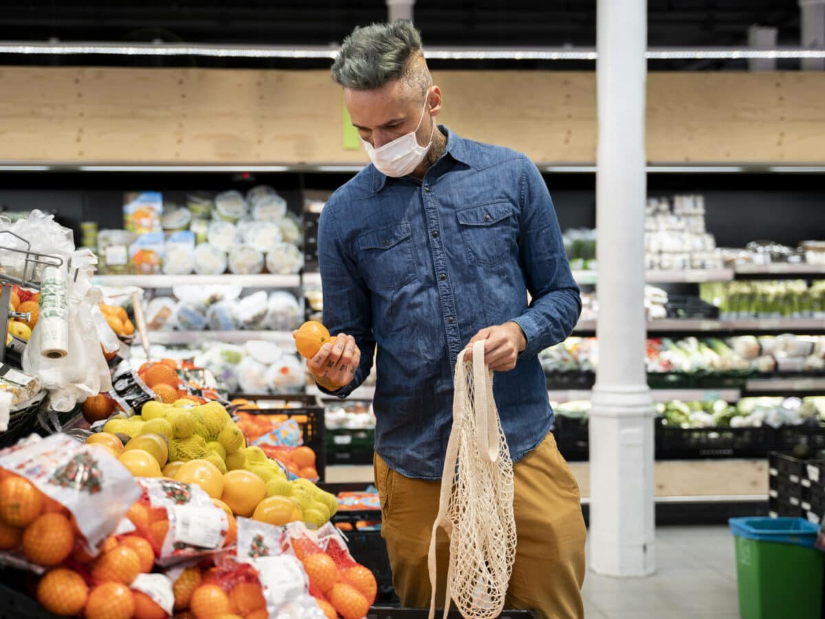 mann supermarkt einkaufen obst gemüse corona maske