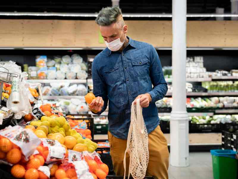 mann supermarkt einkaufen obst gemüse corona maske