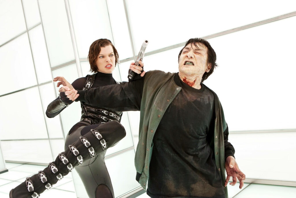 Schauspielerin Milla Jovovich kämpft in "Resident Evil" gegen Zombies