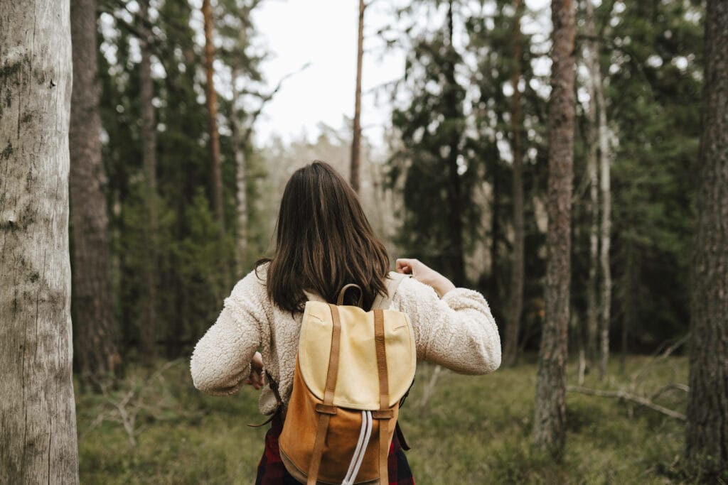 Frau von unten im Wald