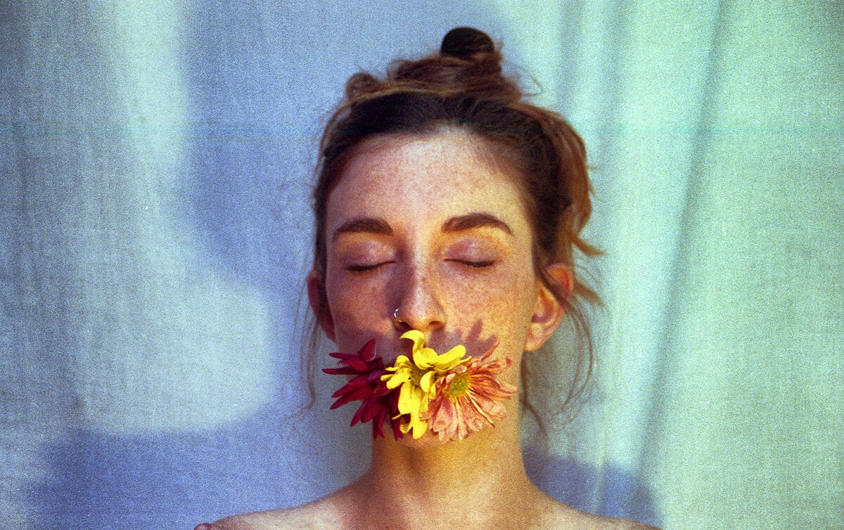 essbare Blumen Frau Blumen in Mund