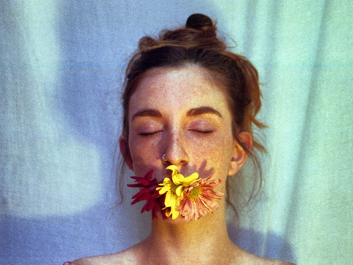 essbare Blumen Frau Blumen in Mund