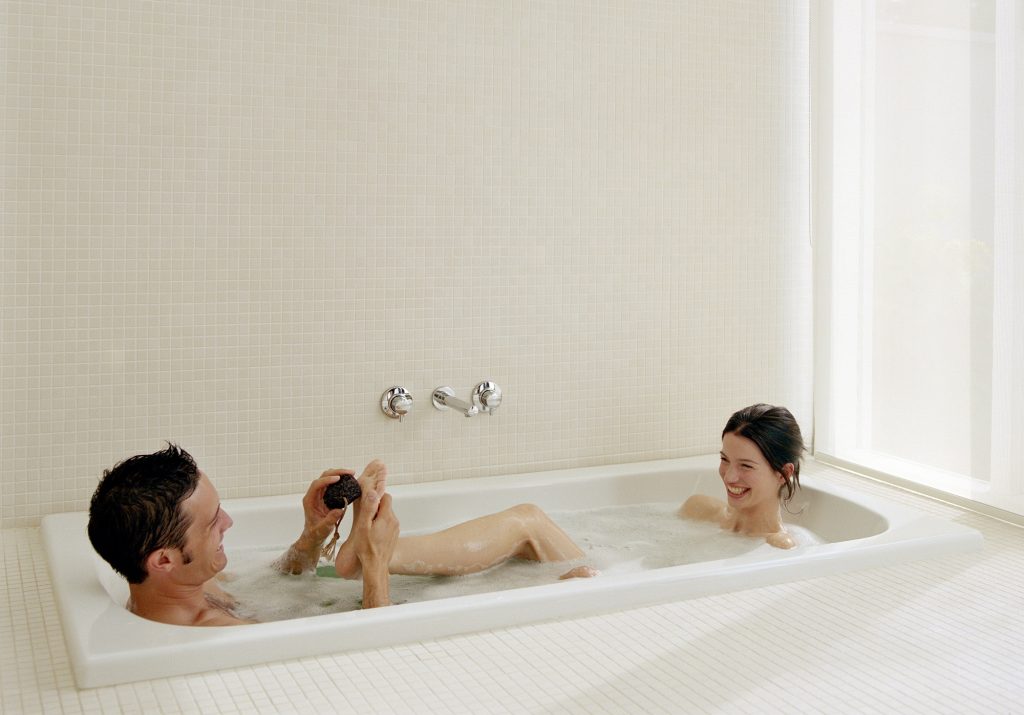 Frau und Mann in der Badewanne