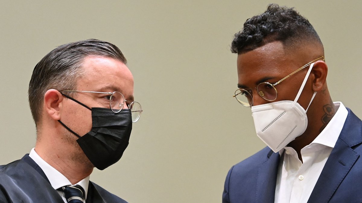 Jérôme Boateng mit seinem Anwalt bei Prozessauftakt.. © getty/CHRISTOF STACHE / AFP via Getty Images