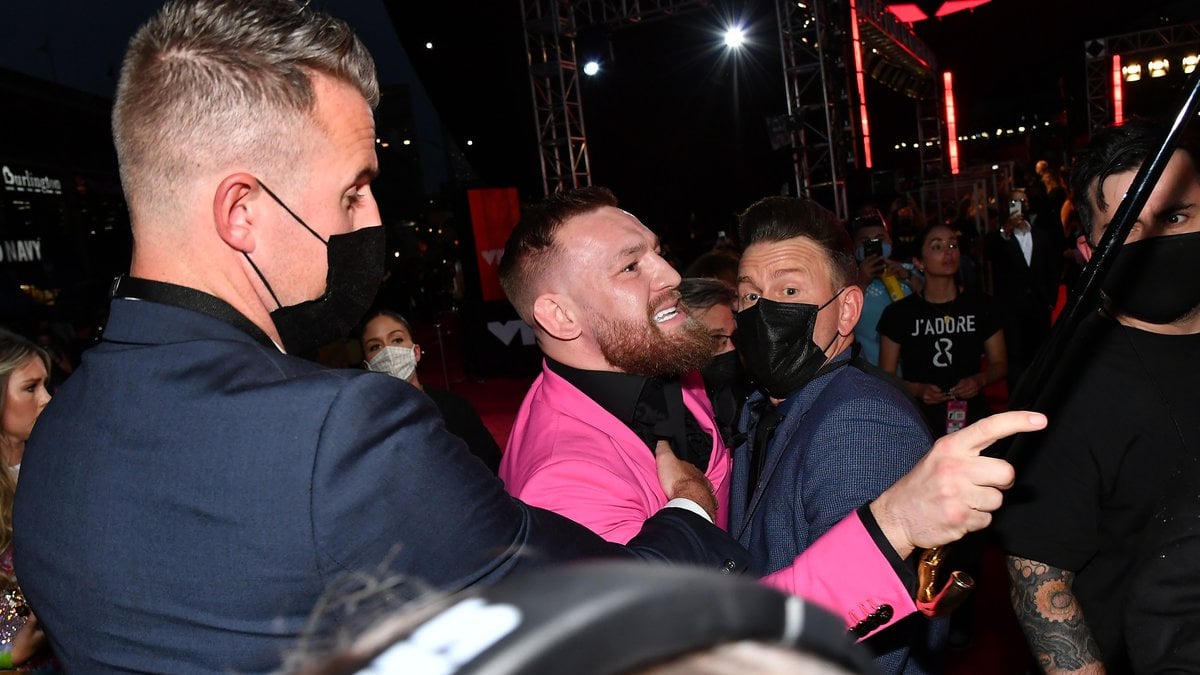 Conor McGregor wurde von Security-Männern festgehalten.. © getty/[EXTRACTED]: Jeff Kravitz/MTV VMAs 2021/Getty Images for MTV/ViacomCBS