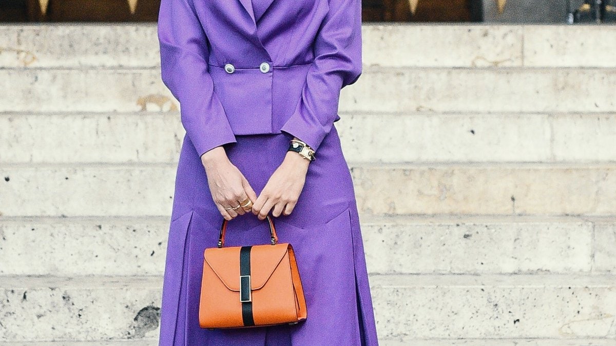 Auch zum femininen Business-Look lassen sich die trendigen Statement-Handtaschen stylen.. © Creative Lab/Shutterstock.com