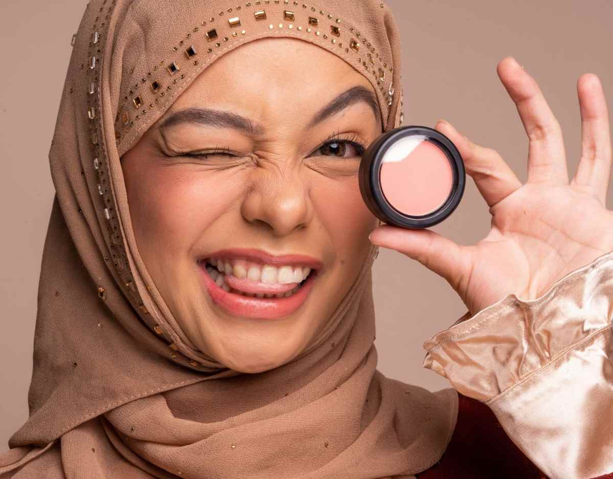 Junge Frau it Hijab und Make up