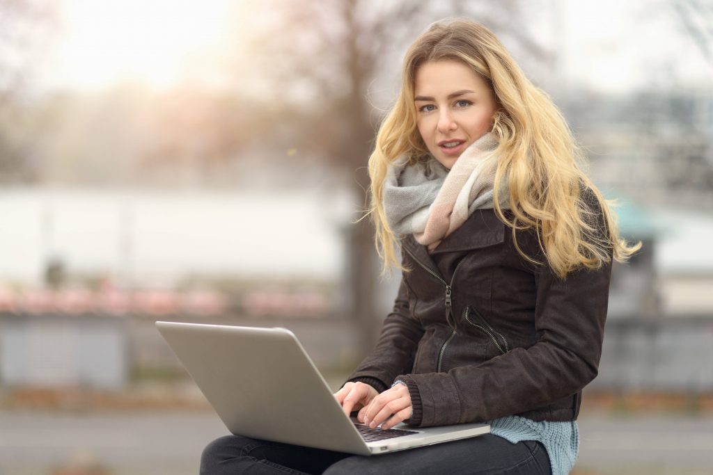 junge frau,laptop,studentin,wlan,frau,computer,laptops,notebook,notebooks,student,studenten,studentinnen,studierende,drahtlos,kabellos,w-lan,wireless,wireless lan *** young woman,laptop,student,wlan,girl,girls,woman,young women,computer,computers,laptops,students,wlans p4f-hxc ,model released, Symbolfoto