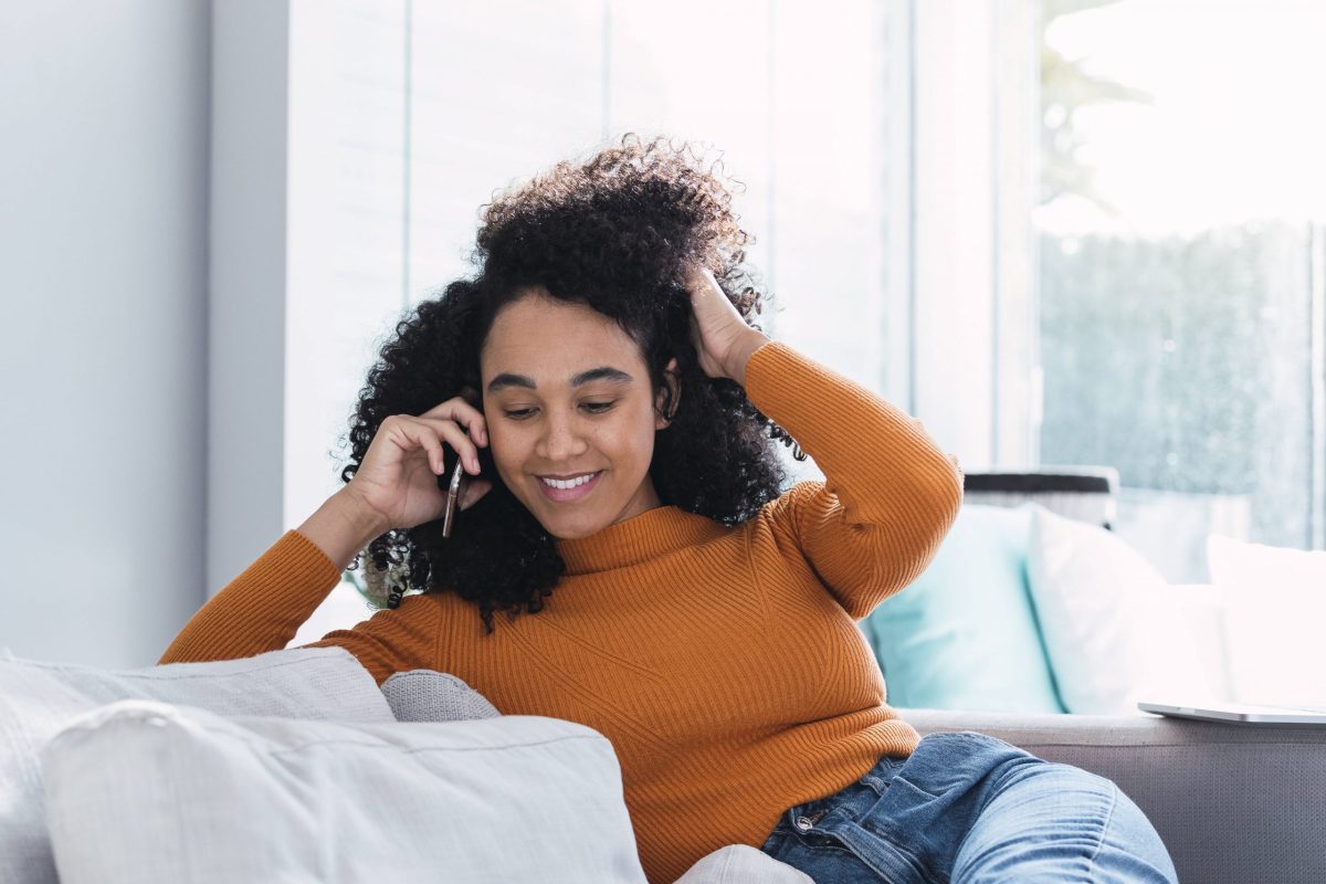 Frau telefonisches Vorstellungsgespräch