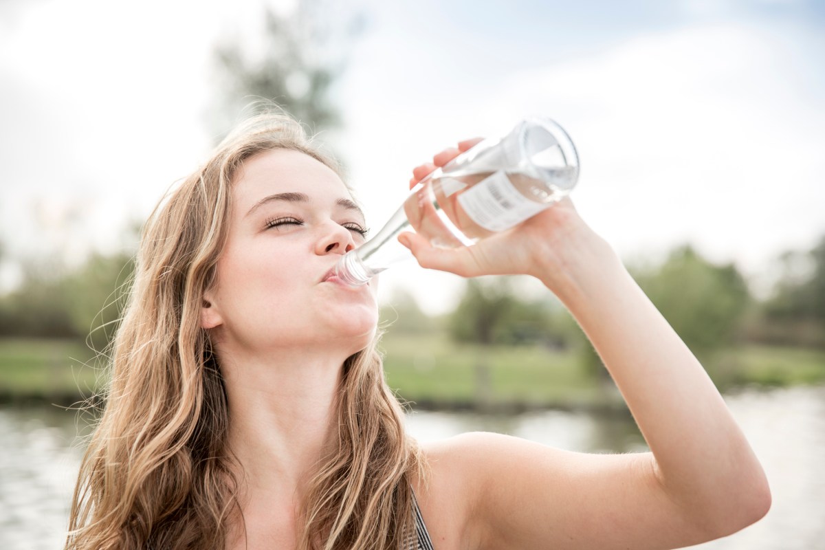 Frau trinkt Wasser