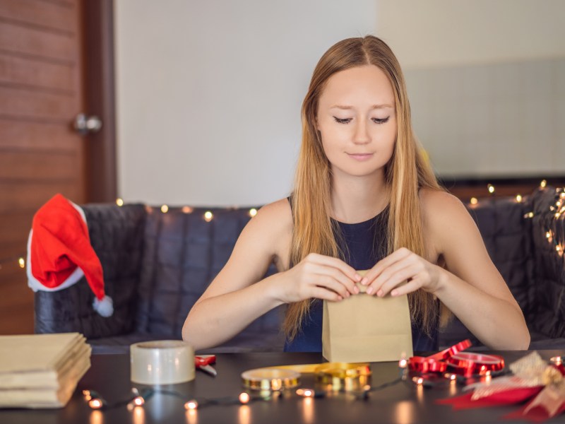 Frau Adventskalender füllen