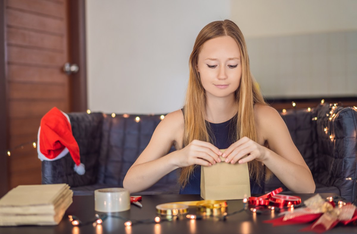 Frau Adventskalender füllen
