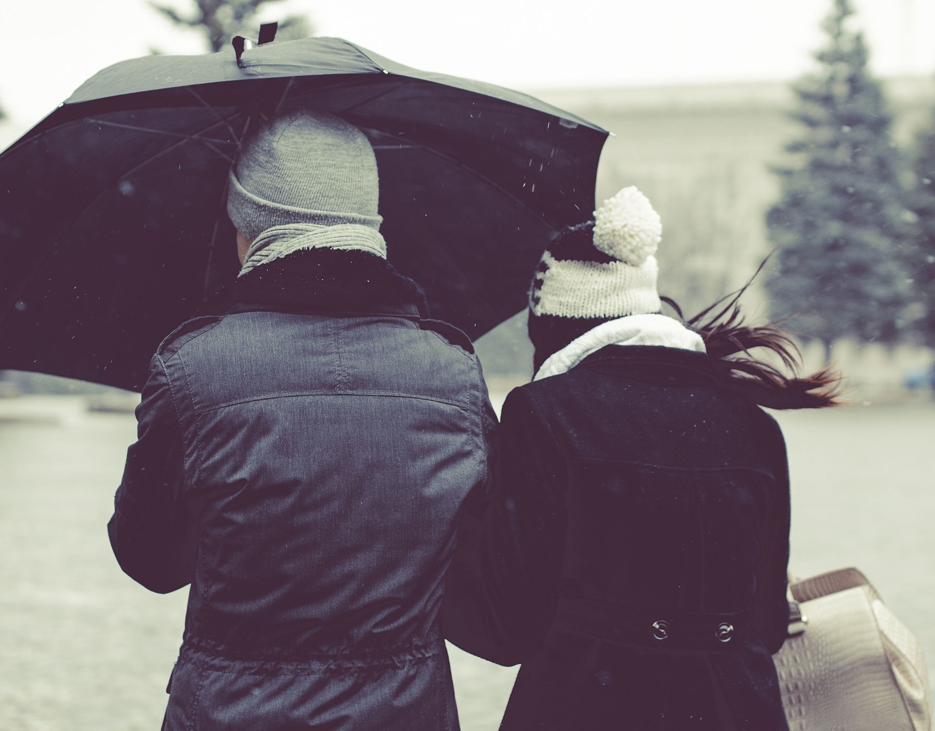 Die besten Tipps gegen trockene Haare im Winter