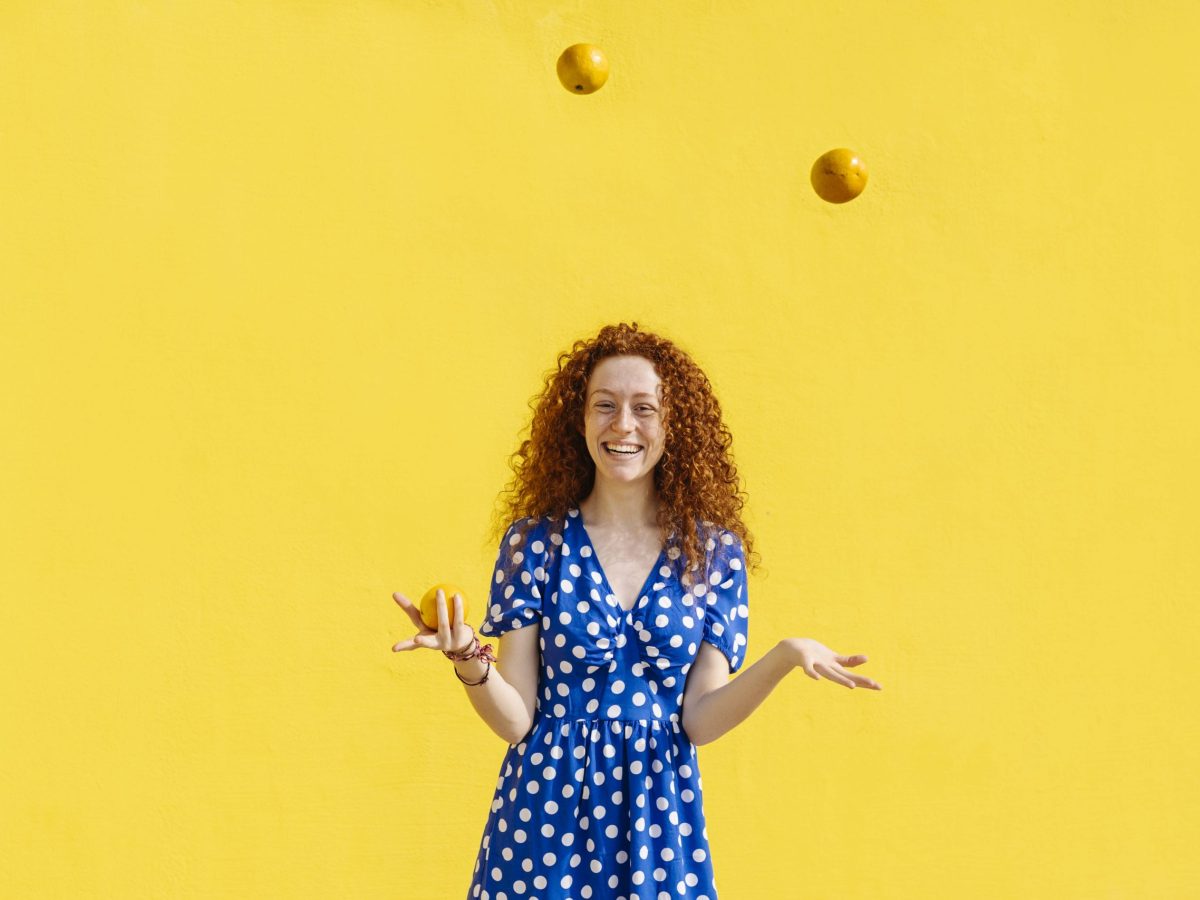 Frau jongliert zuckerarmes Obst
