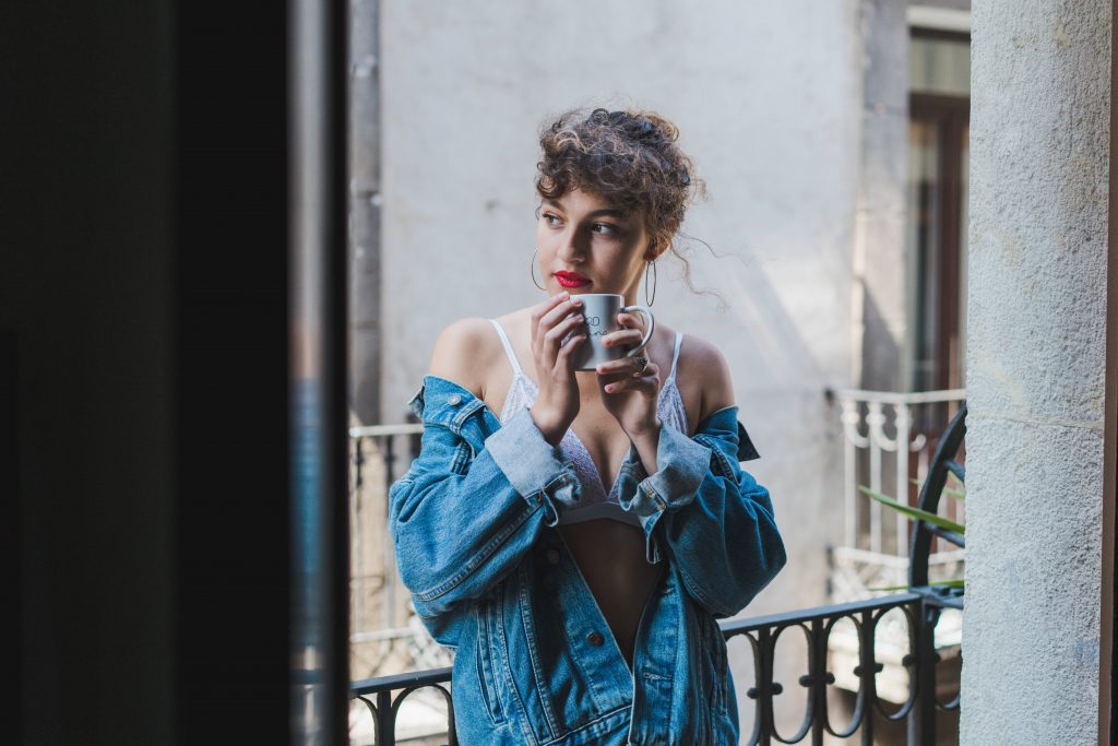 Frau mit Locken