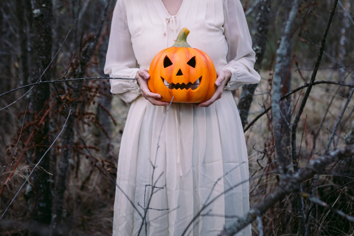 Frau mit Kürbis Halloween