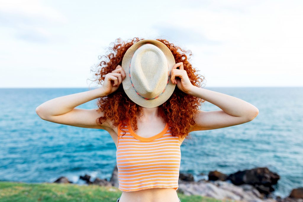 Frau mit roten Locken