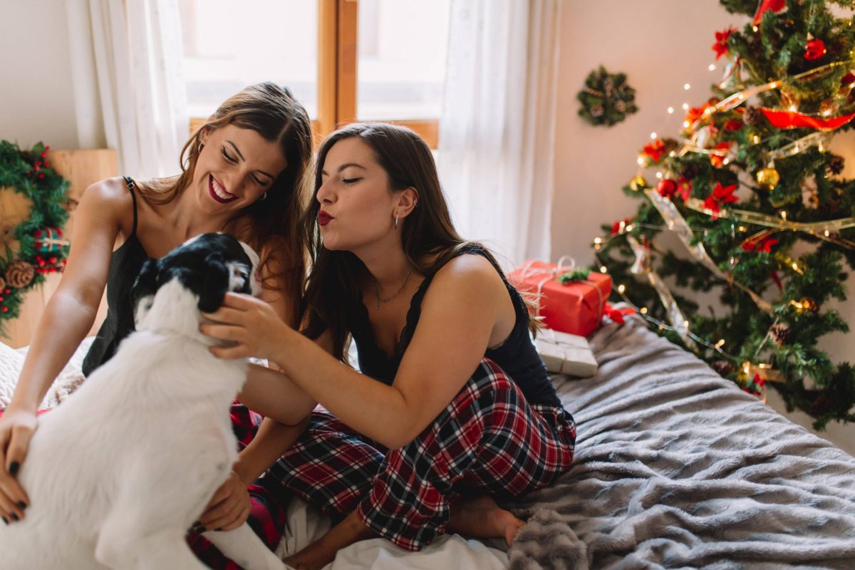 Frauen mit Hund an Weihnachten
