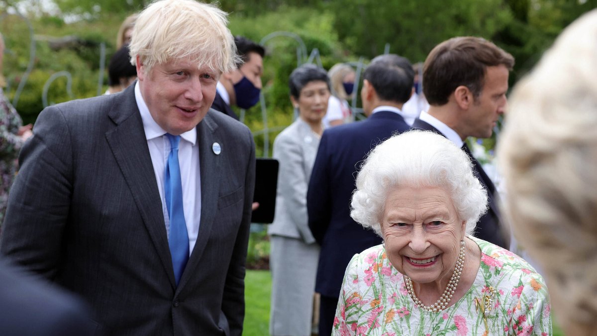 Premierminister Boris Johnson und Queen Elizabeth II. bei einem Termin in Cornwall.. © imago/UPI Photo