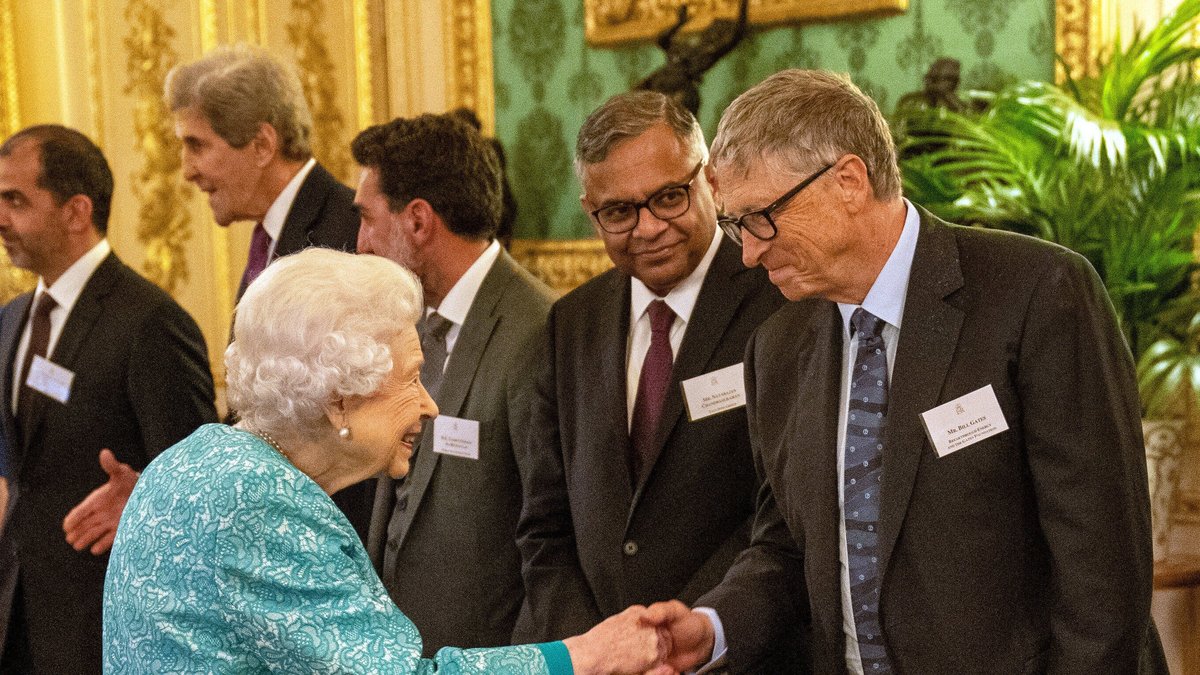 Queen Elizabeth II. begrüßt Bill Gates auf Schloss Windsor.. © imago/ZUMA Press