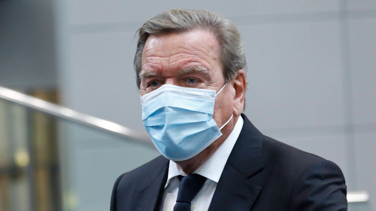 Altkanzler Gerhard Schröder hat inzwischen seine Booster-Impfung erhalten.. © imago images/Metodi Popow