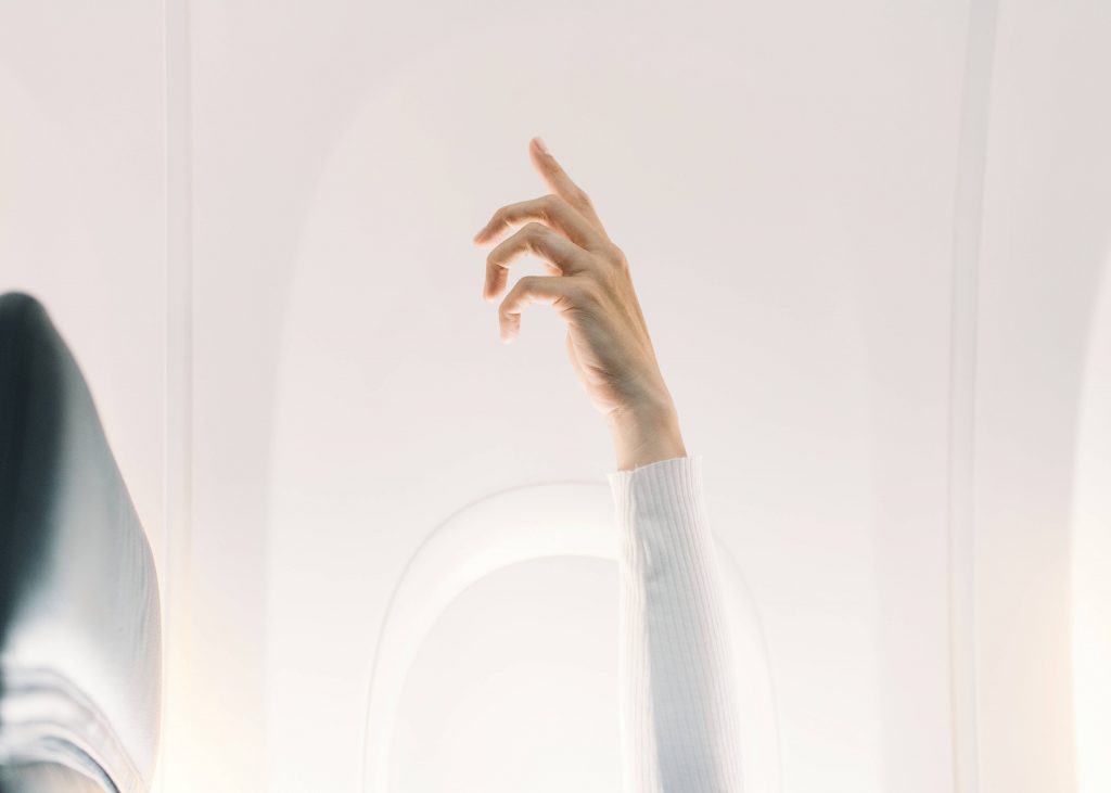 Hand im Flugzeug