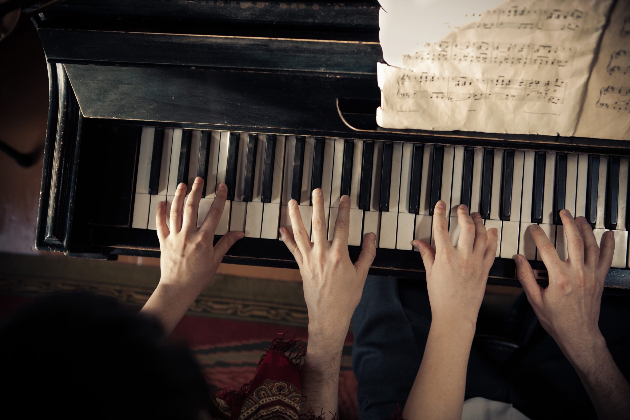 Look she plays the piano. Мужчина и женщина пианино. Руки играющие на пианино. Мужчина и женщина играют на пианино. Играем вместе на рояле.