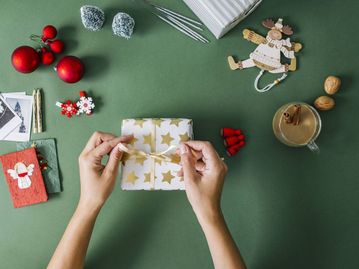 Hände verpacken Geschenk