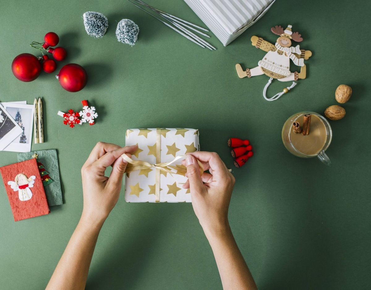 Hände verpacken Geschenk