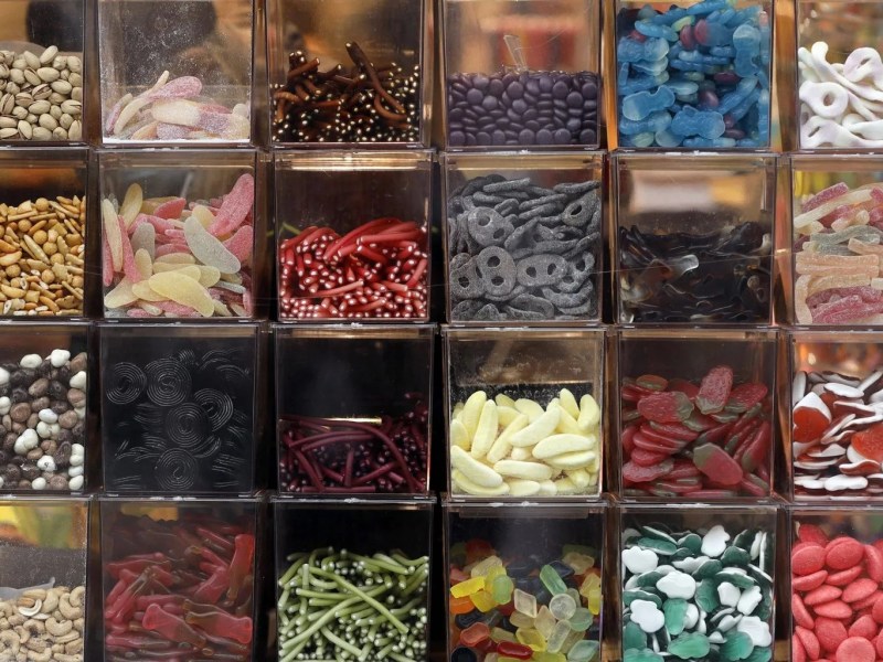 Süßigkeiten in einem Schaufenster eines Kölner Kiosk. Stark zuckerhaltige Ernährung ist schlecht für die Gesundheit und