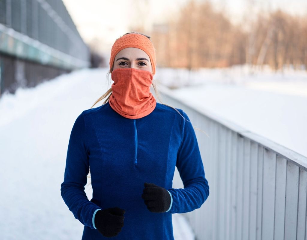 Frau joggt im Schnee