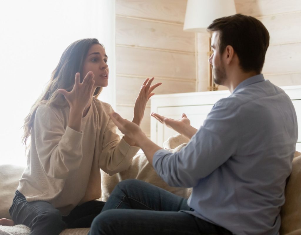 Geschwisterstreit Streit Paar Eltern Couch Diskussion