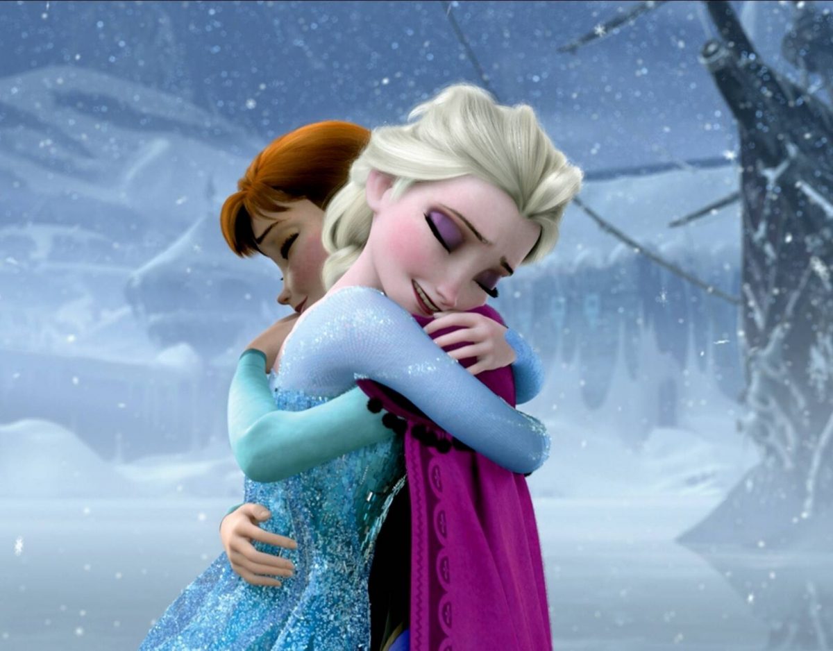Elsa und Anna aus dem Film Frozen umarmen sich