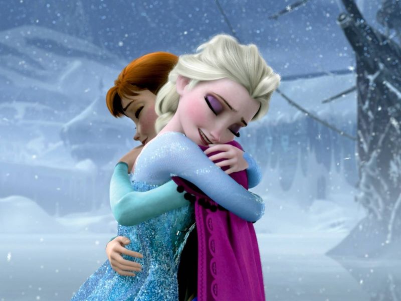 Elsa und Anna aus dem Film Frozen umarmen sich