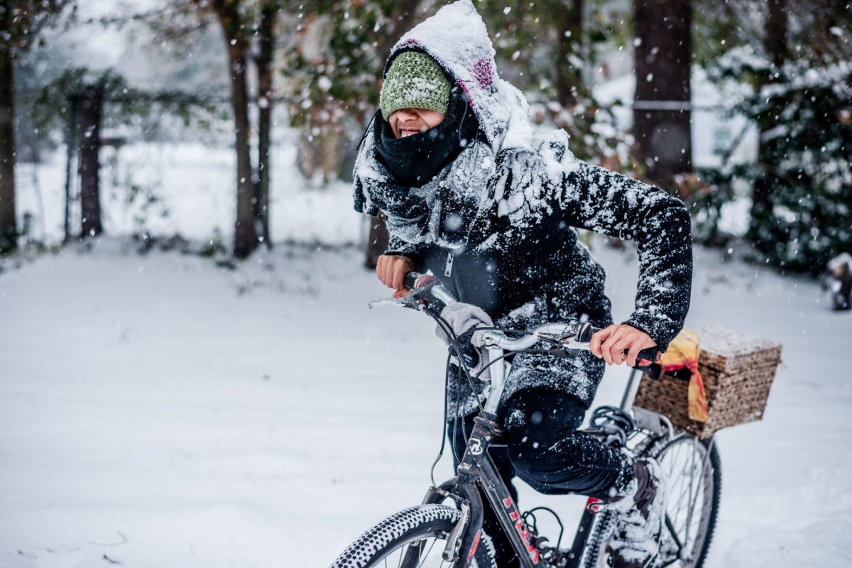 Frau Fahrrad fahren Schnee