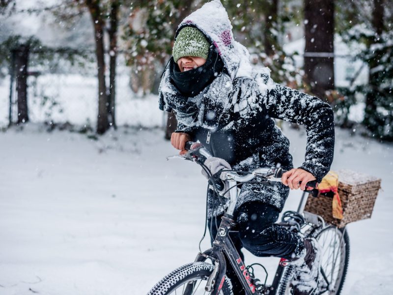 Frau Fahrrad fahren Schnee