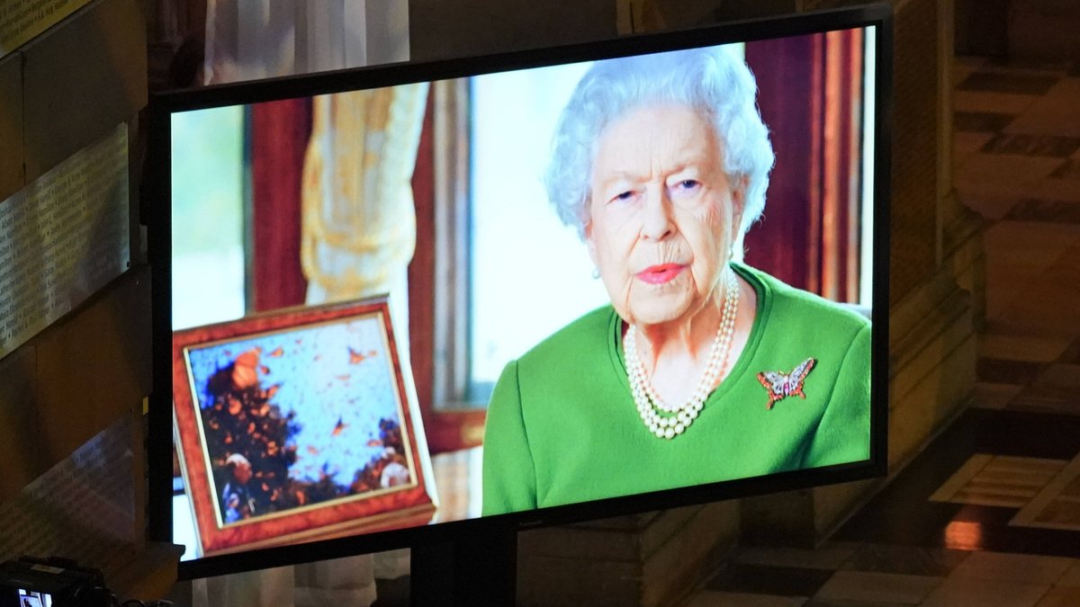 Queen Elizabeth II. auf dem Videoschirm in Glasgow.. © imago images/ZUMA Press